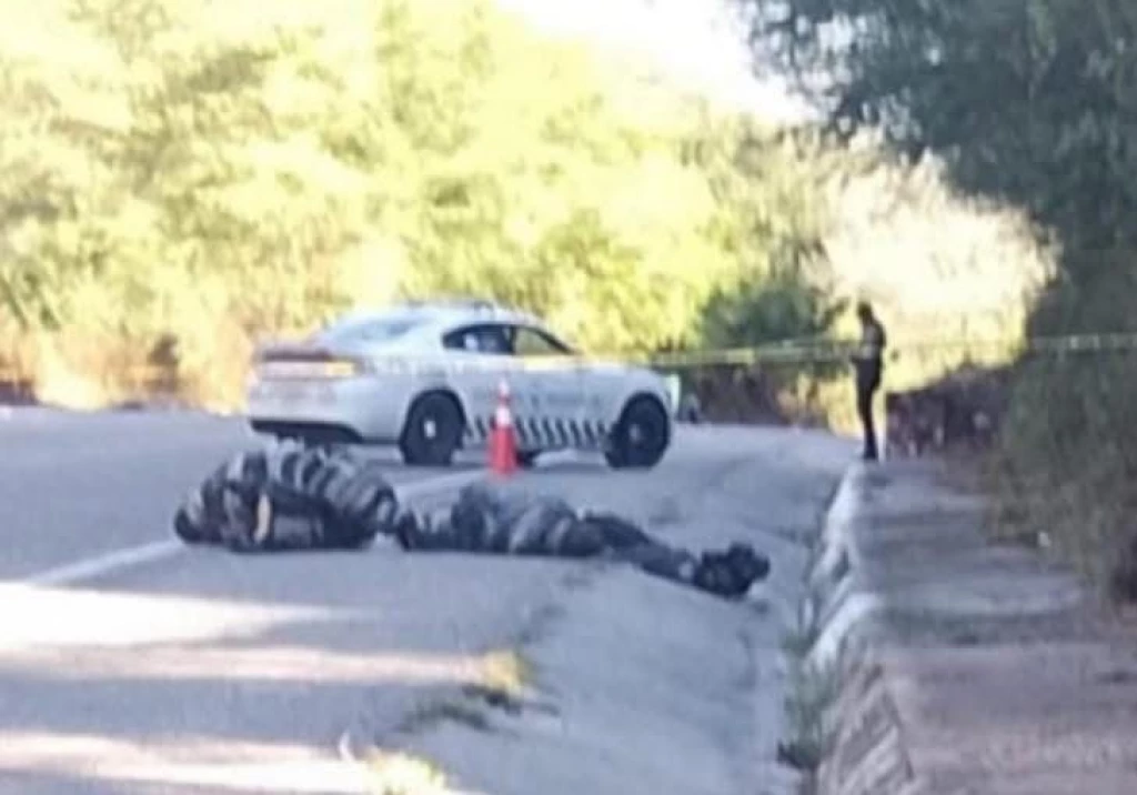 Por segundo día consecutivo, encuentran cuerpos sin vida envueltos en cobijas sobre la Mazatlán – Durango