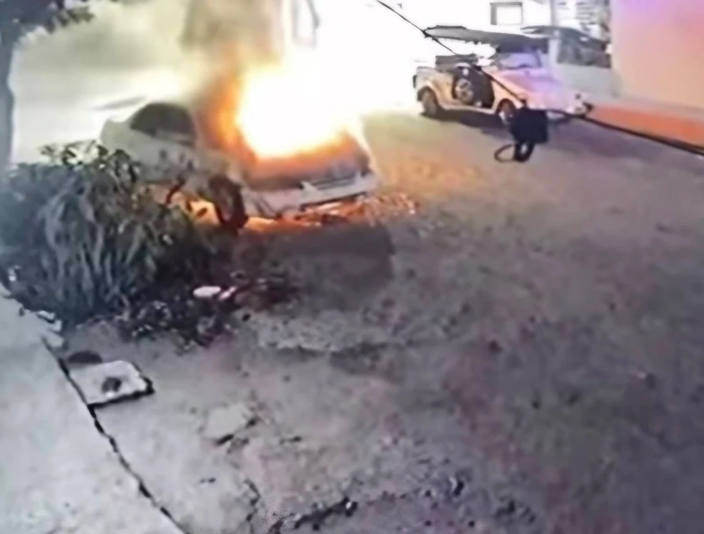 Incendian automóvil estacionado en la colonia Benito Juárez de Mazatlán