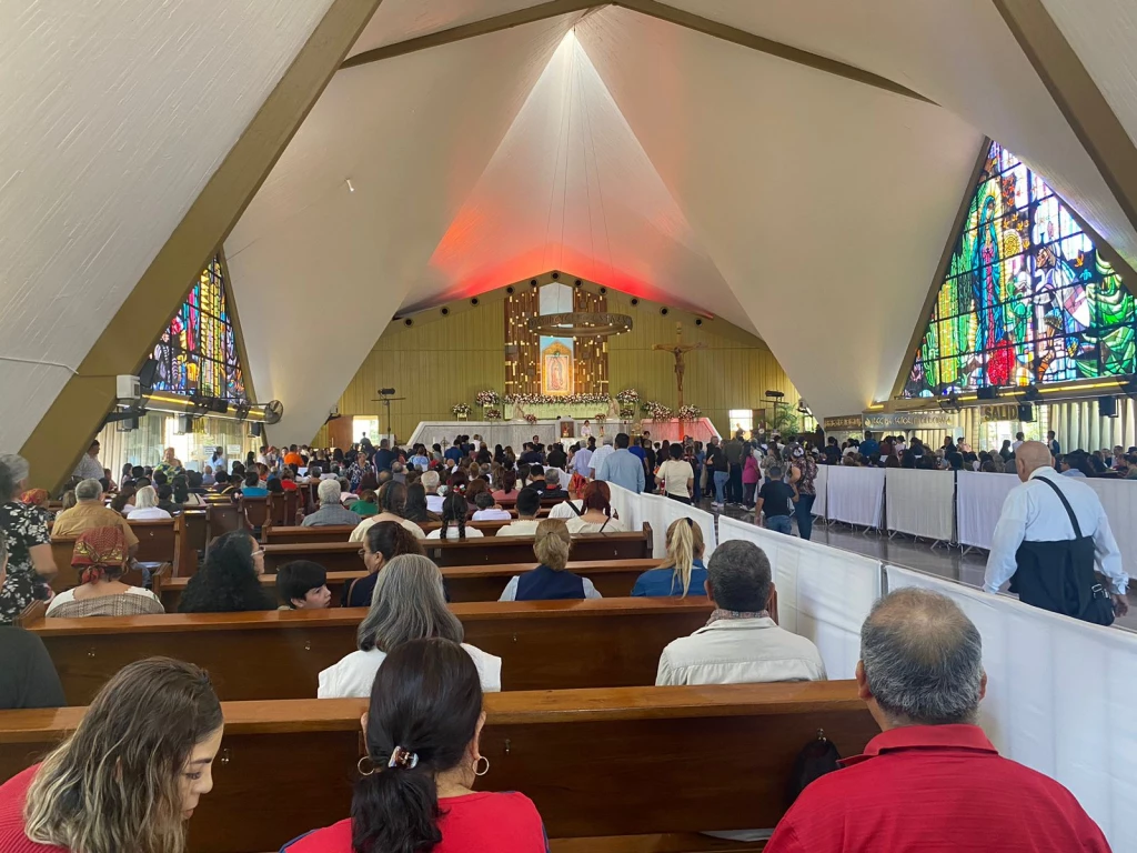 Agradecidos con la Virgen llegan peregrinos a La Lomita