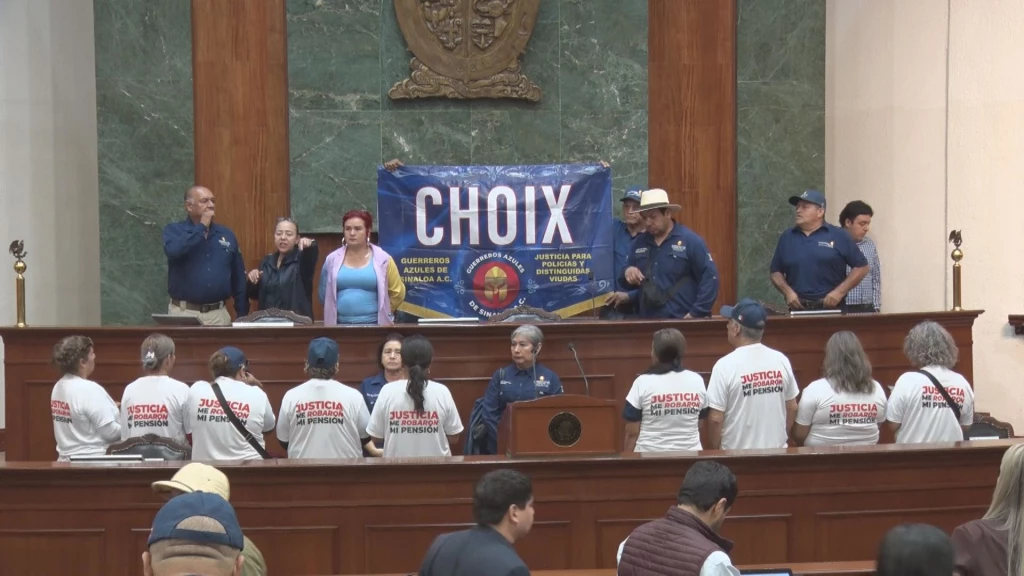 Toman tribuna del Congreso viudas de policías de Choix