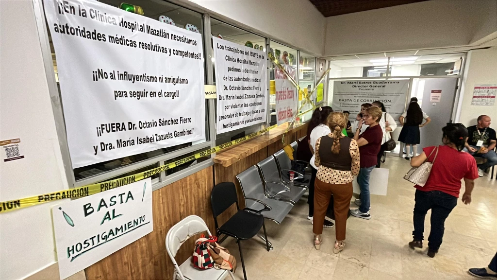 Se manifiestan trabajadores del ISSSTE Mazatlán para solicitar la destitución del Director