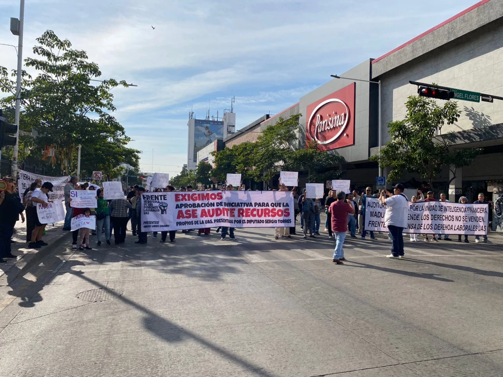 Jubilados de la UAS protestan por la avenida Álvaro Obregón