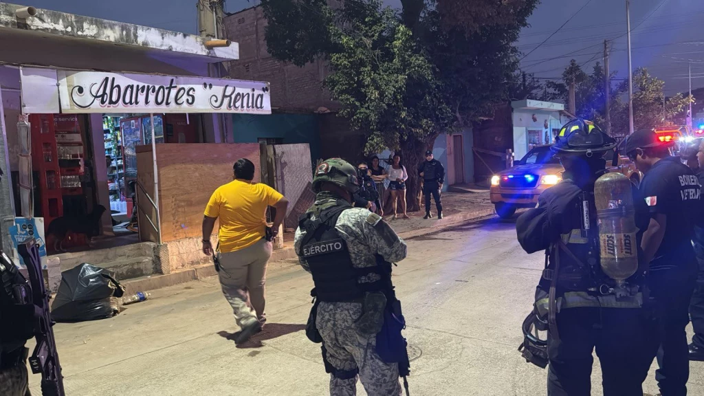 Pirotecnia ocasiona el incendio de una tienda de abarrotes en la colonia Mazatlán I