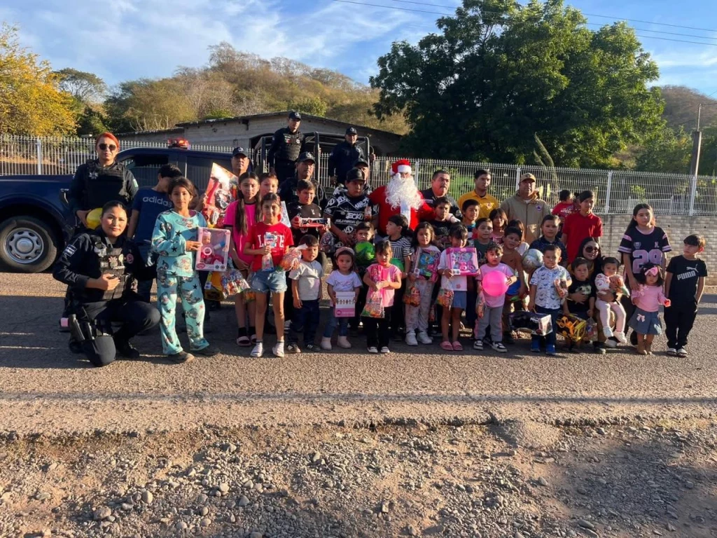 Policías, Protección Civil y Bomberos de Badiraguato llevan alegría a niñas y niños de comunidades