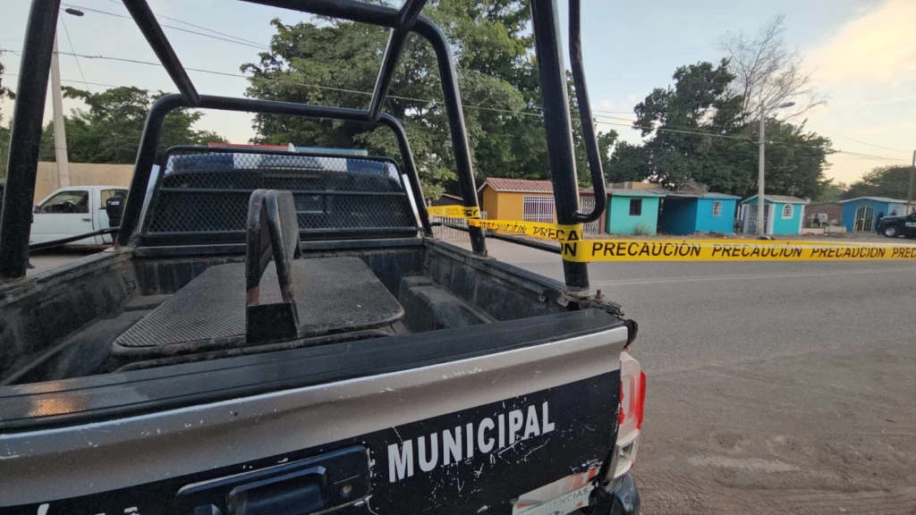 Localizan a joven asesinado a balazos frente al panteón ABC en Villa Benito Juárez