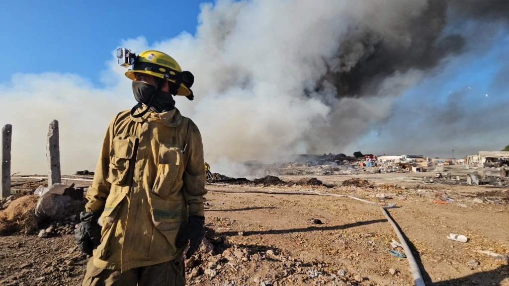 Incendio de gran magnitud consume basurón clandestino en el Campo El 10