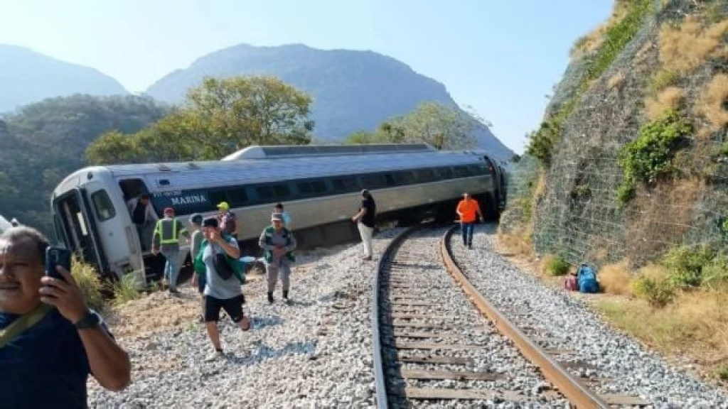Tren del Corredor Interoceánico se descarrila en Oaxaca;