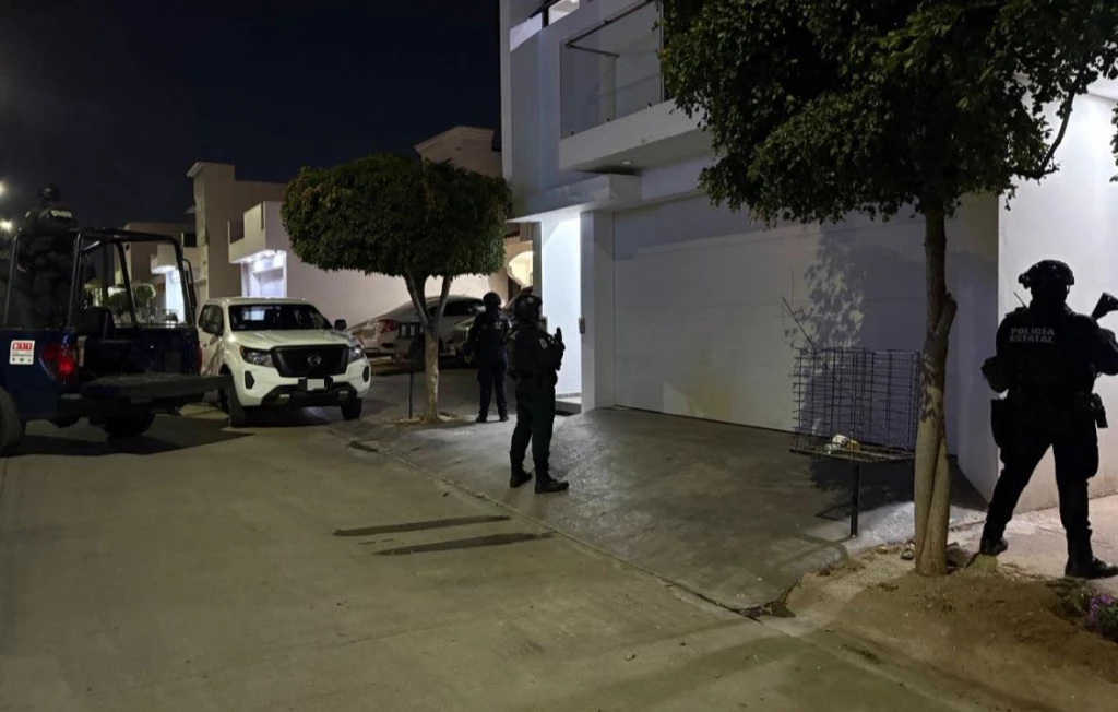 Aseguran arsenal y camioneta blindada en Portalegre, Culiacán