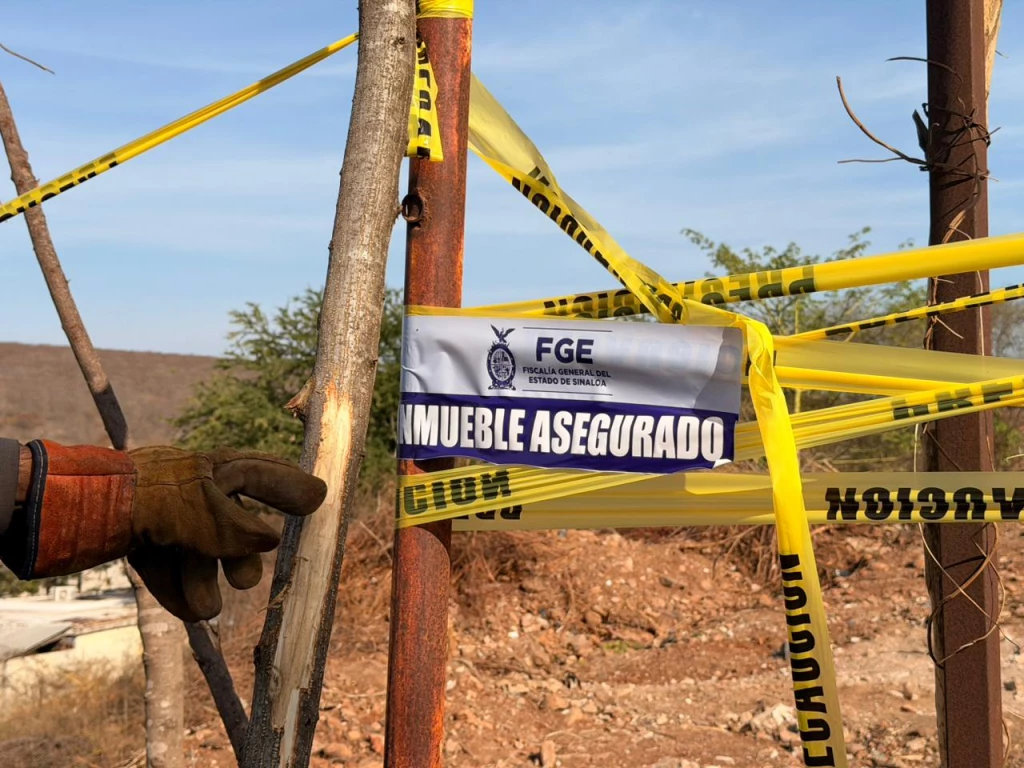 Derrumban viviendas de desplazados en Montesierra