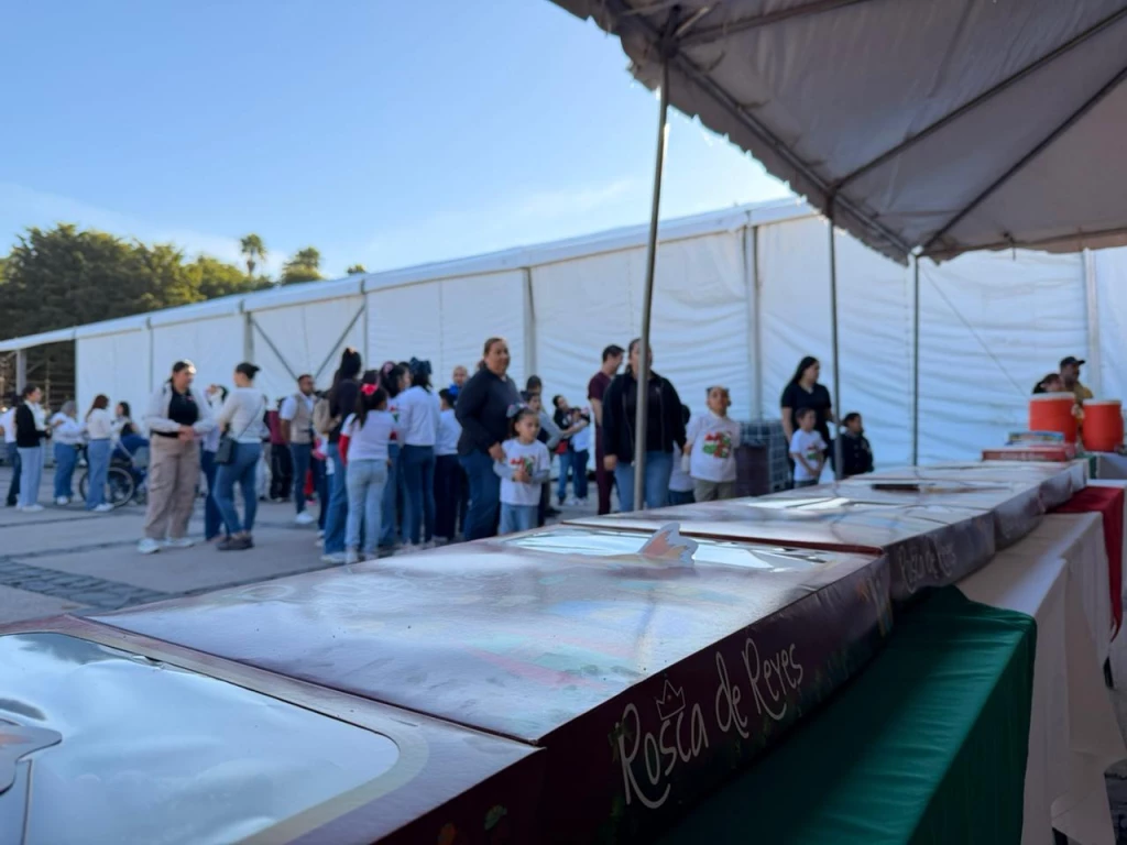 Con 400 roscas y pista de hielo, DIF Sinaloa celebra el Día de Reyes