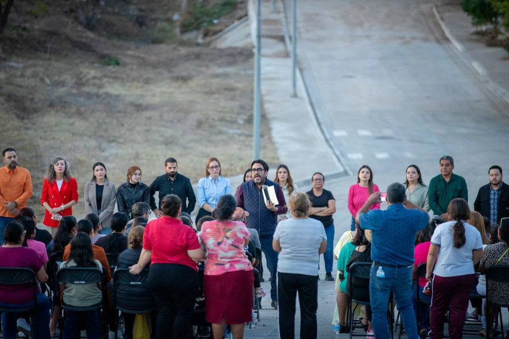 Juan de Dios Gámez entrega primeras calles pavimentadas en la colonia Francisco Alarcón