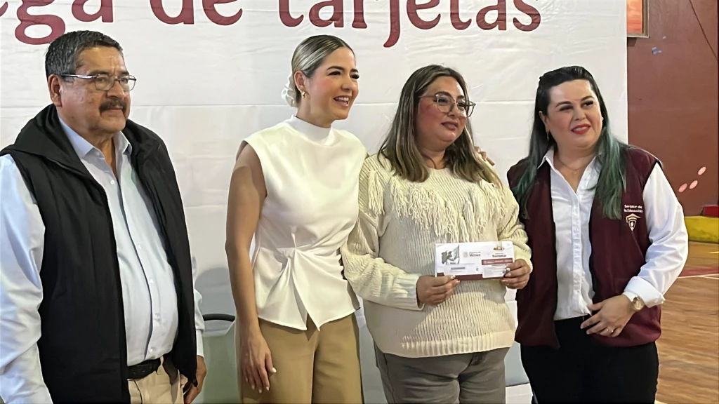 Entregan 526 tarjetas Rita Cetina en secundaria ETI 5 de Mazatlán