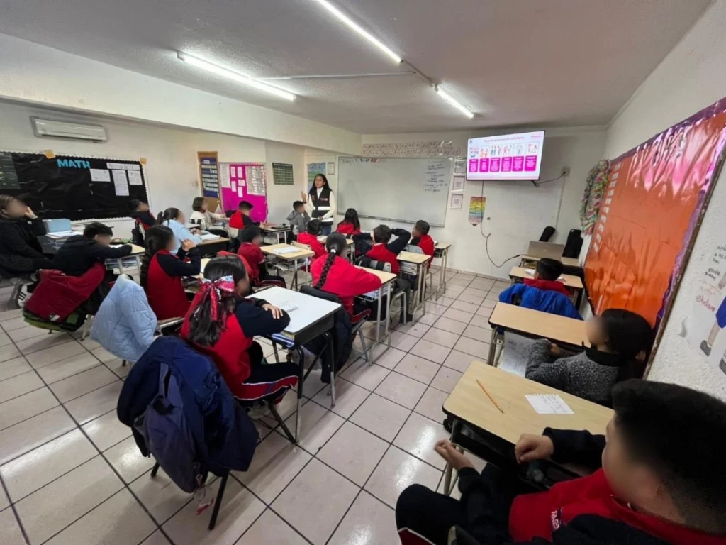 Estudiantes de Nogales reciben orientación sobre consumo digital seguro
