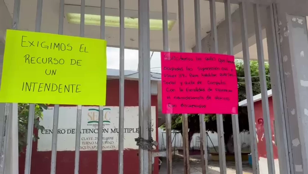 Padres de familia cierran el CAM #9 de Escuinapa por falta de intendente