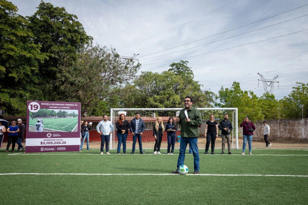 Entrega JDGM cancha deportiva en la secundaria Federal #4