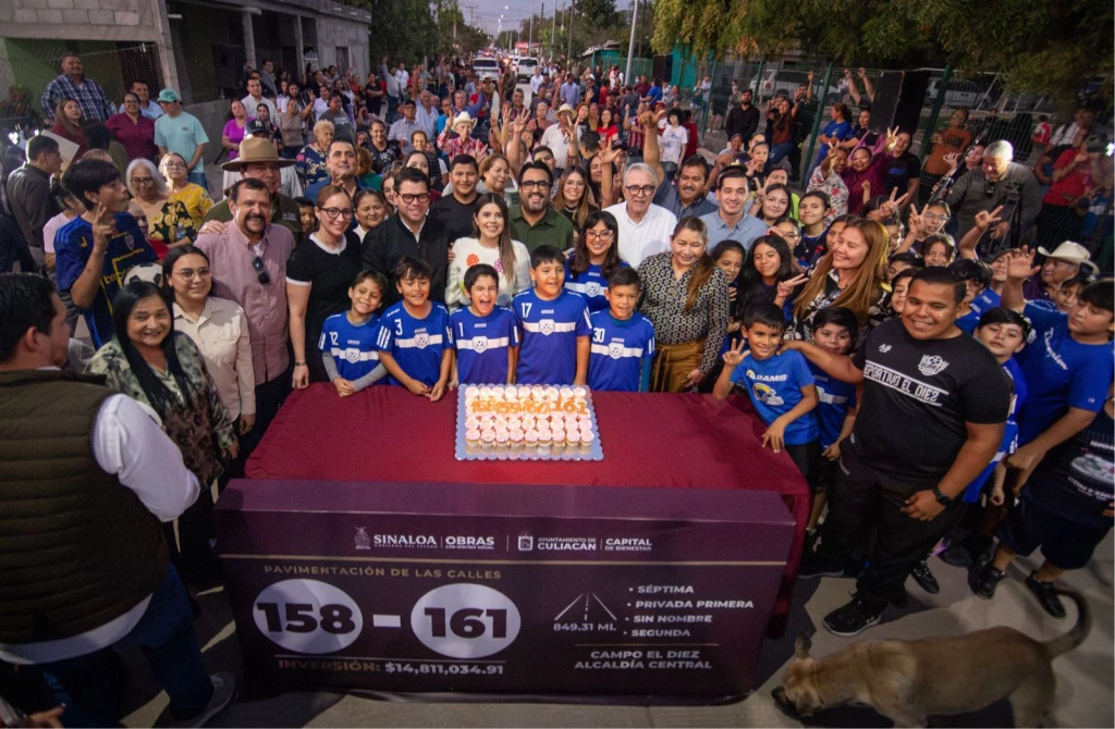 Rocha y Juan de Dios entregan pavimentación y cancha en El Diez