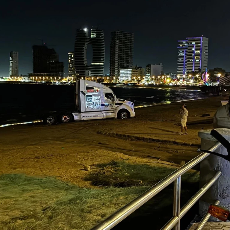 ¿Un tráiler lancha? Chofer ingresa a playa con todo y unidad y se queda atascada