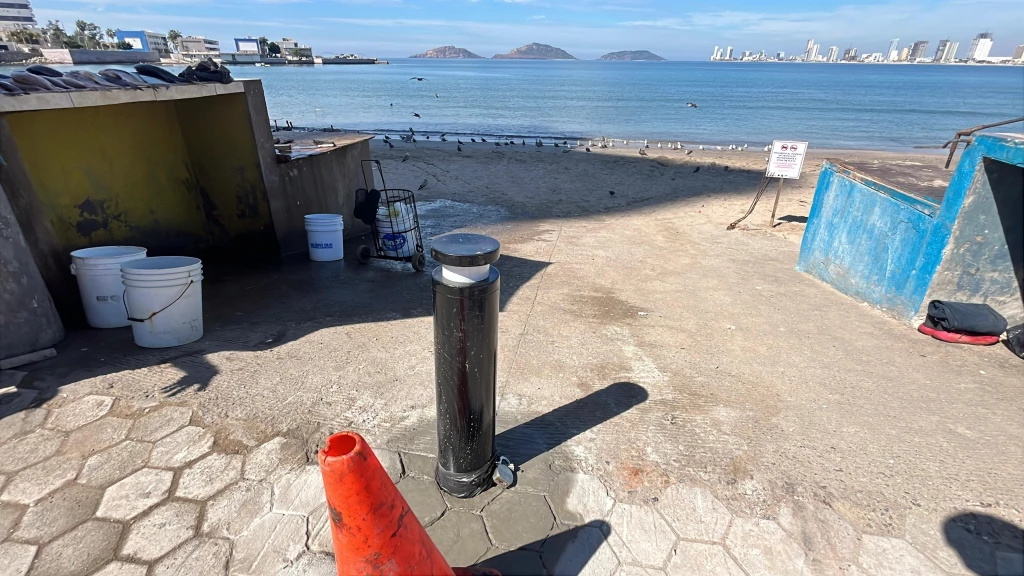 Instalan este viernes bolardo metálico en rampa donde bajo trailero a Playa Norte