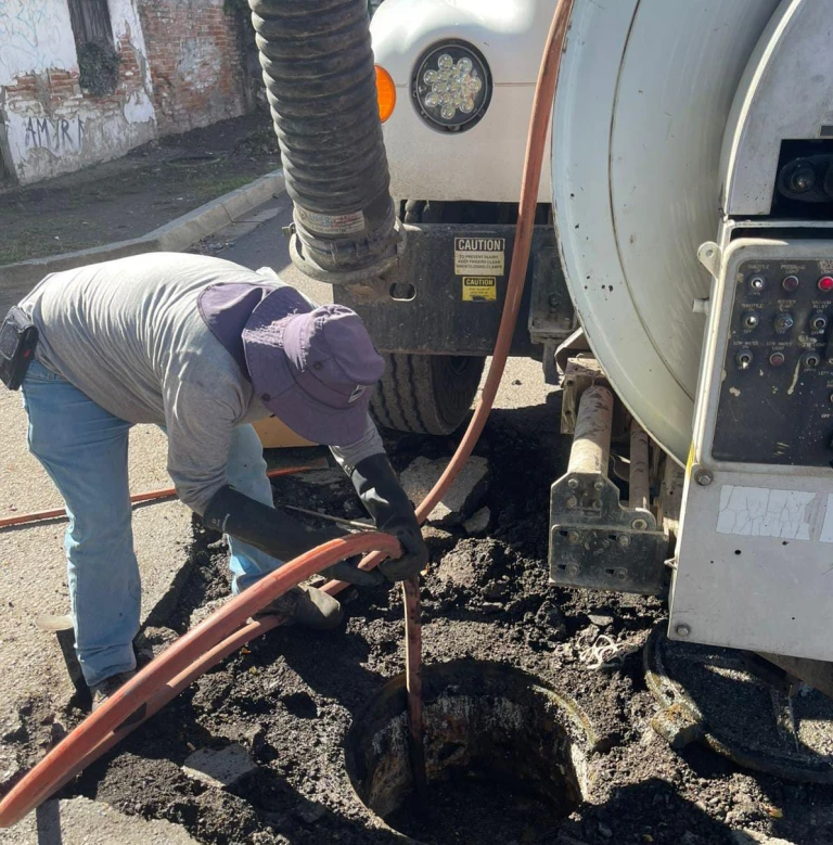 Desazolva JUMAPAM más de 500 metros lineales de tubería sanitaria durante el fin de semana