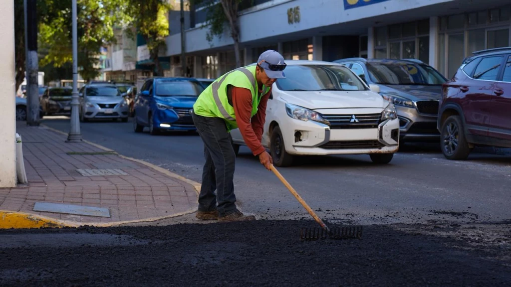 Continúa el bacheo en avenidas y calles de Mazatlán