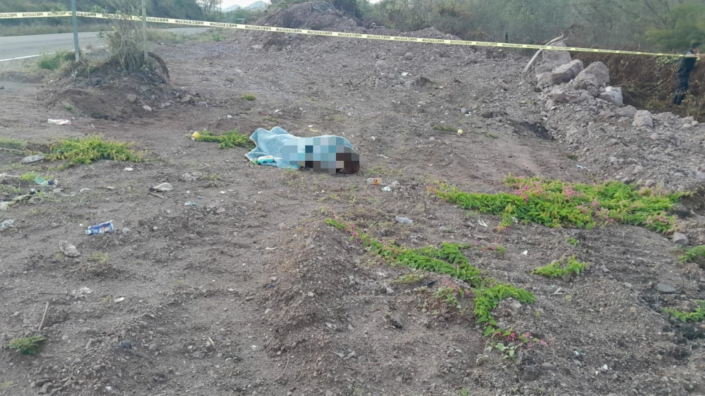 Encuentran cuerpo embolsado a la orilla de la carretera sobre la Mazatlán - Culiacán