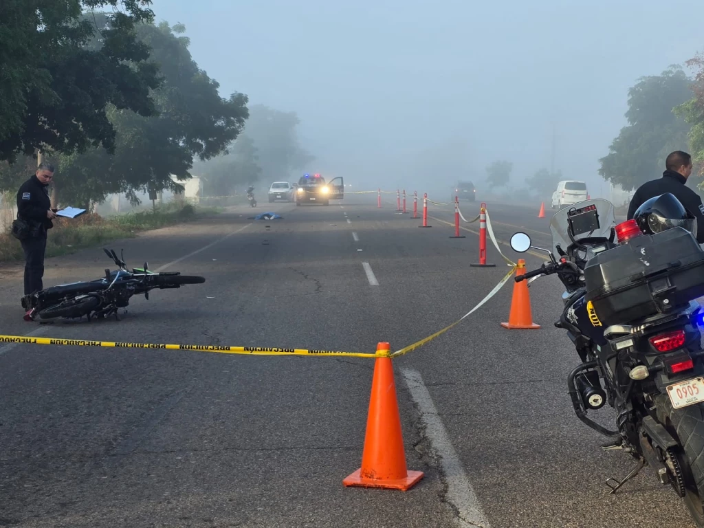 Adulto mayor muere tras ser embestido y derrapar en motocicleta en Navolato
