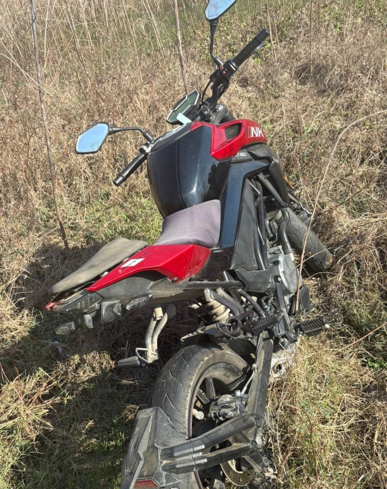 Localizan motocicleta tirada en área enmontada en fraccionamiento PEMEX  de Mazatlán