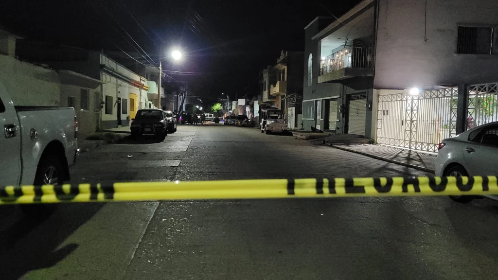 Ejecutan a balazos a hombre en el Centro de Mazatlán sobre la calle Miguel Hidalgo