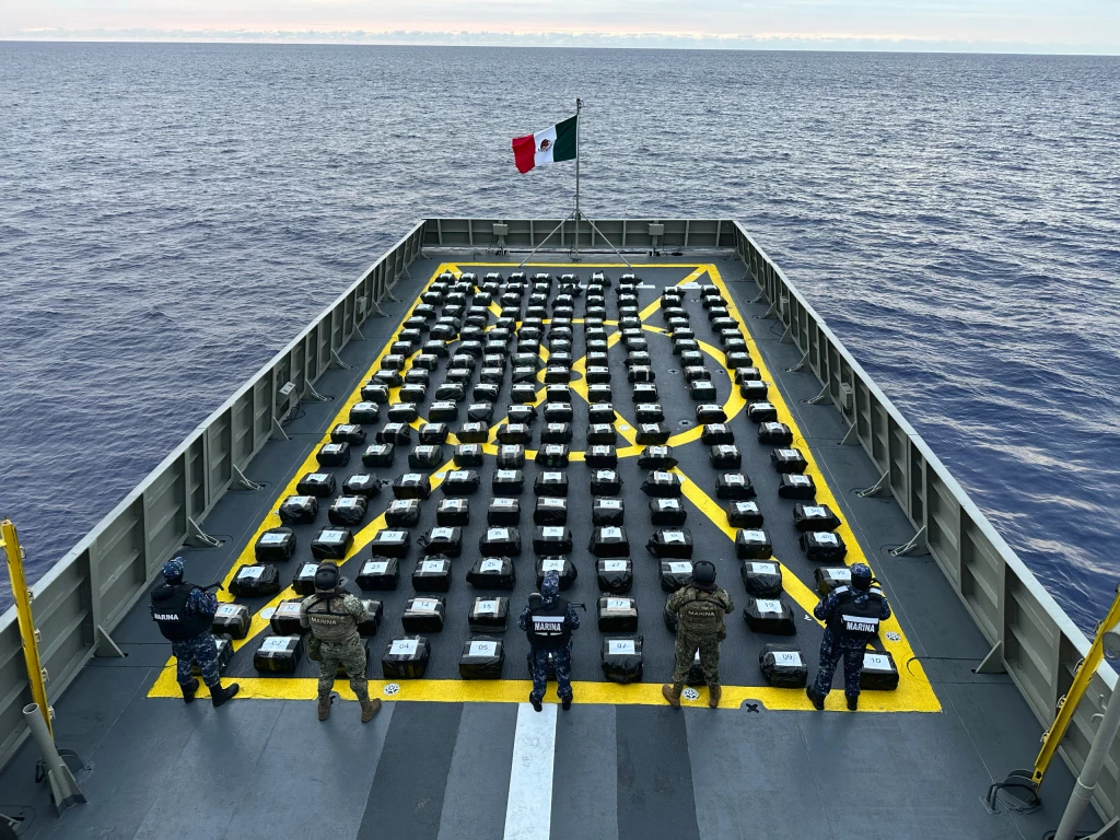 Armada de México y Guardia Costera de EE.UU. aseguran 188 bultos con toneladas de presunta cocaína frente a Isla Clarión