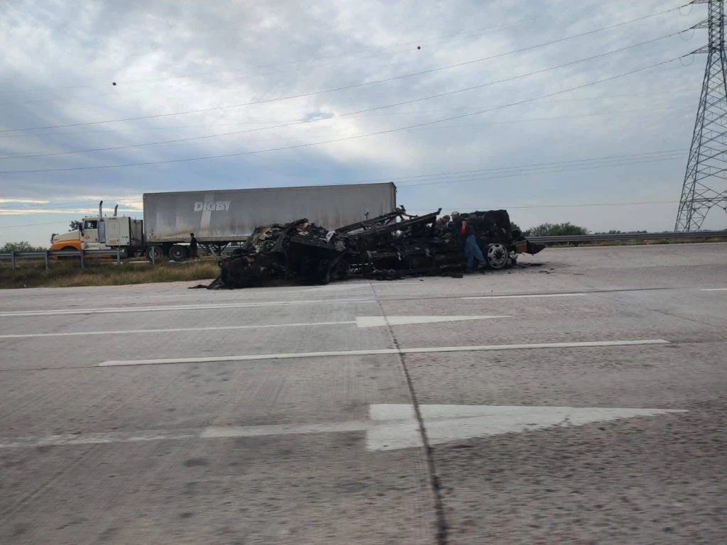 Se incendia tráiler y mueren decenas de cerdos en la carretera Obregón-Guaymas