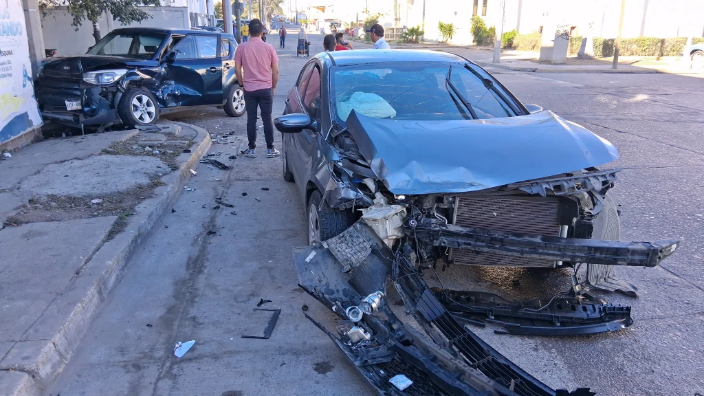 Choque entre dos vehículos en la colonia Palos Prietos deja cuantiosos daños materiales 