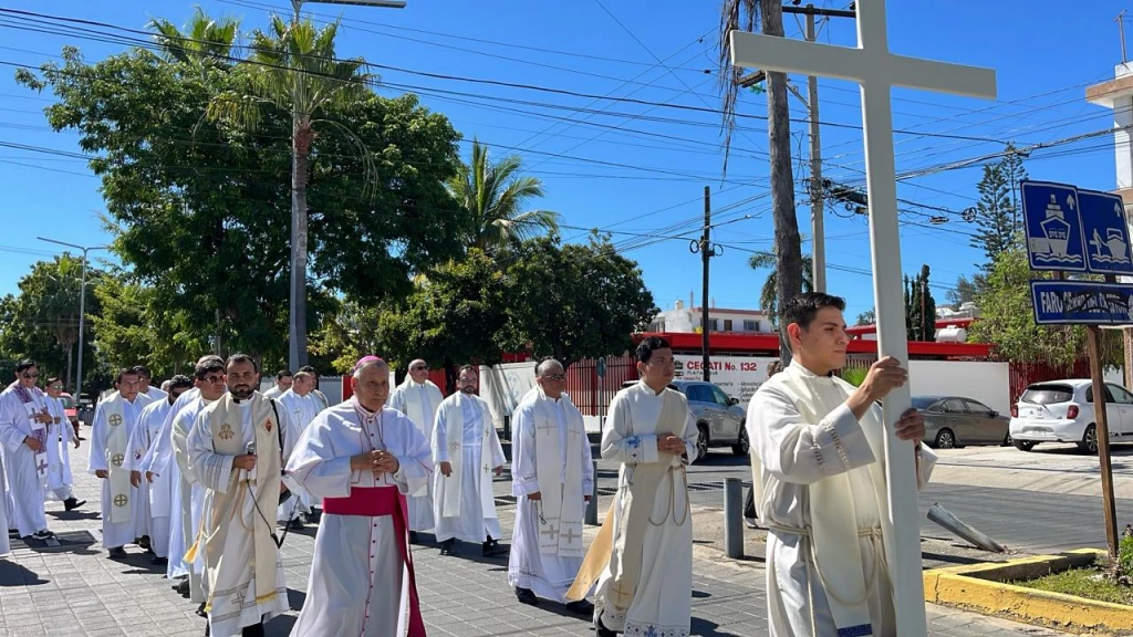 Piden por la pacificación de Sinaloa en procesión penitencial y por La Paz