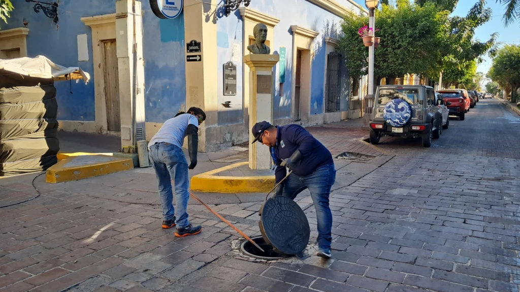 Le dan mantenimiento a 800 metros de tuberías sanitarias en la colonia Centro de Mazatlán