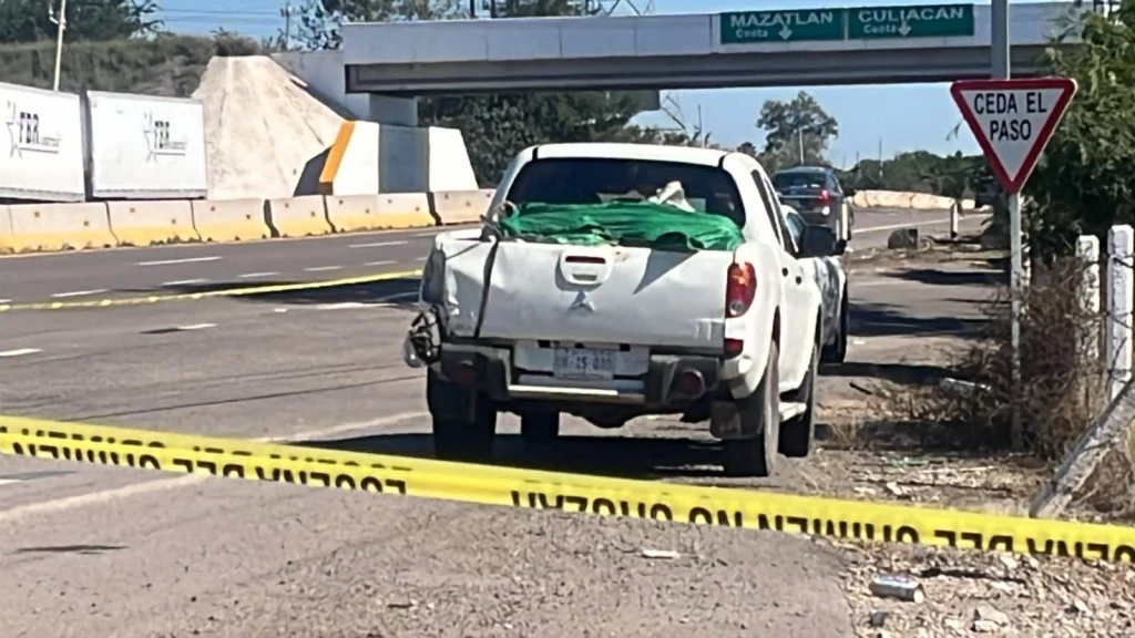 Investigan móvil de cinco cuerpos sin vida en camioneta