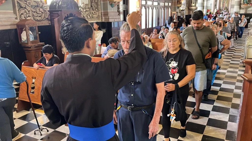 Mazatlecos acuden a la Catedral de Mazatlán para la imposición de cenizas en este inicio de cuaresma
