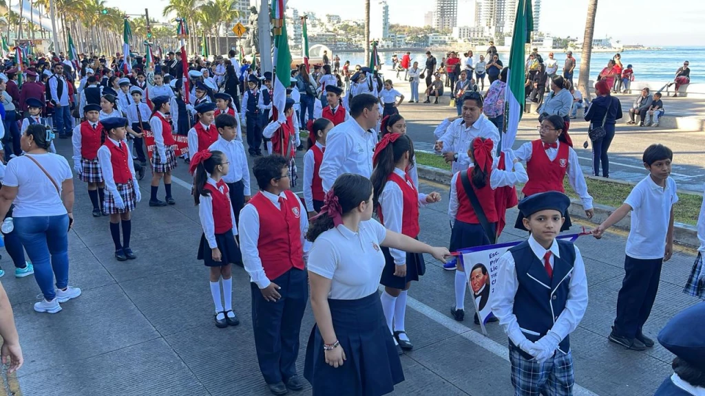 Realizan desfile sobre la avenida Del Mar en el marco del Día de la Bandera