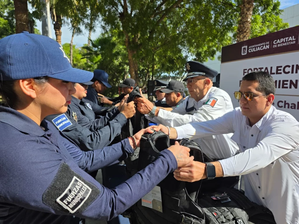 Entregan chalecos balísticos a policías de Culiacán