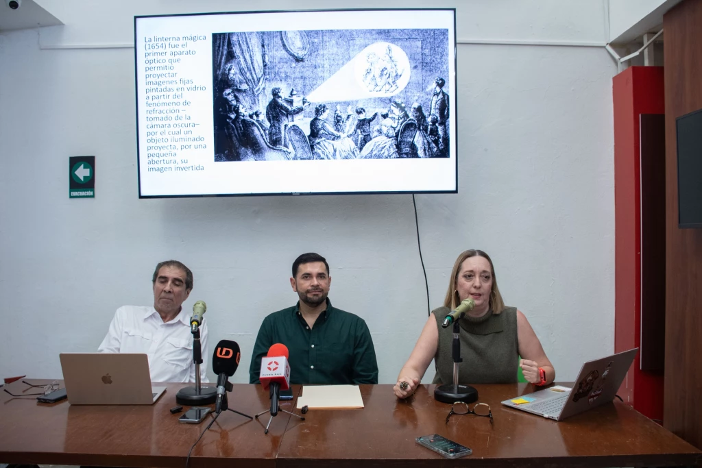 Cine, ciencia y memoria: IMCC impulsa conferencia y devela proyector histórico en el Museo de Historia Regional
