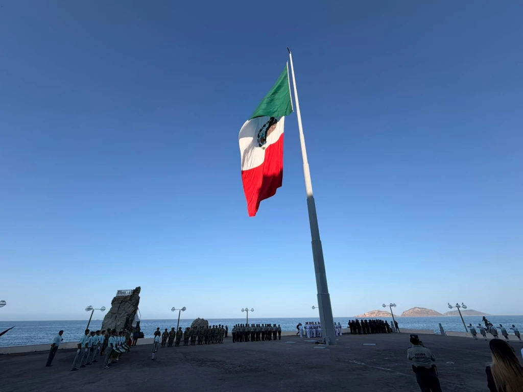 Conmemoran el Día de la Bandera en la explanada Sánchez Taboada de Mazatlán