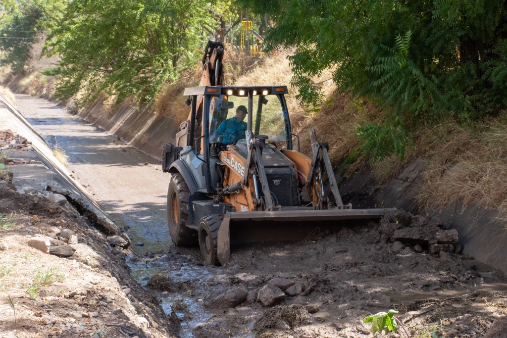 Mantienen activo programa de limpieza y desazolve de arroyos pluviales en el municipio de Culiacán