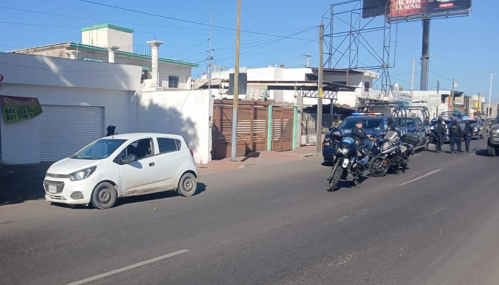 Localizan automóvil con impactos de bala y rastros de sangre en Bachigualato, en Culiacán 