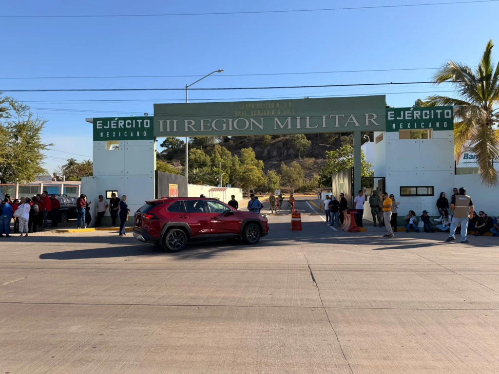 Decenas de personas acuden a las instalaciones de la III Región Militar para buscar acercamiento con Claudia Sheinbaum