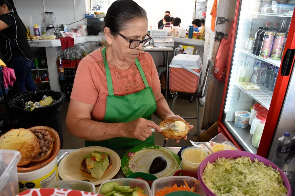 Se capacita a responsables de tienditas escolares en el manejo de higiene en alimentos