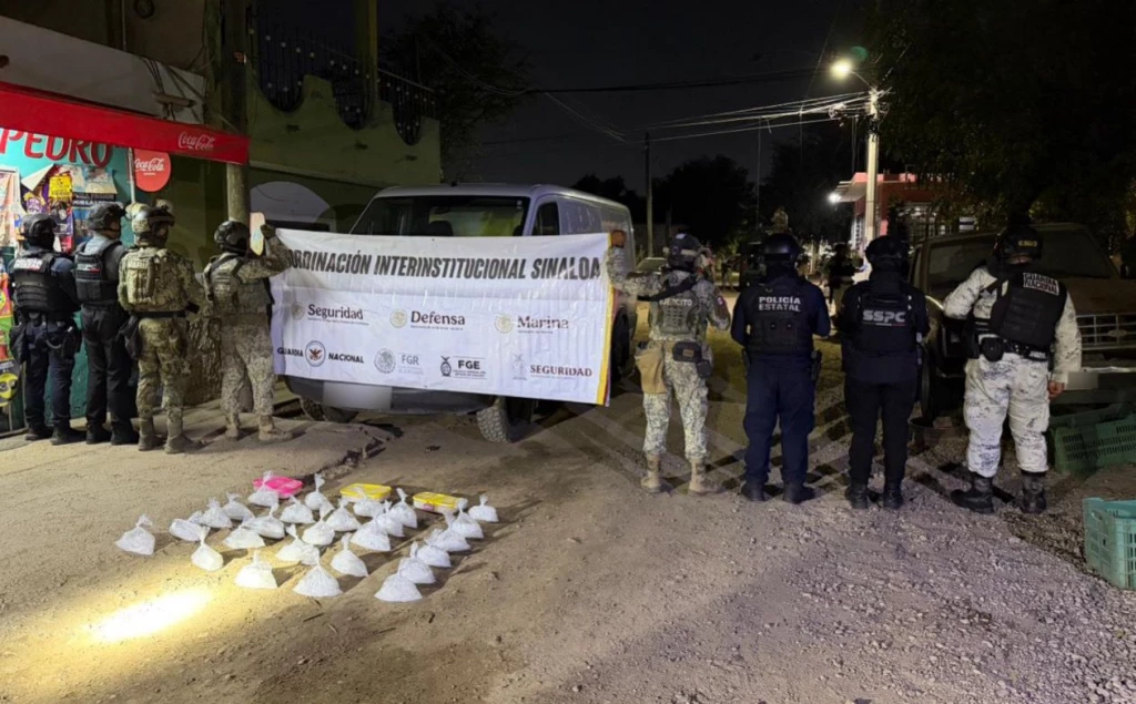 Hallan auto abandonado con droga en la colonia Urías de Mazatlán