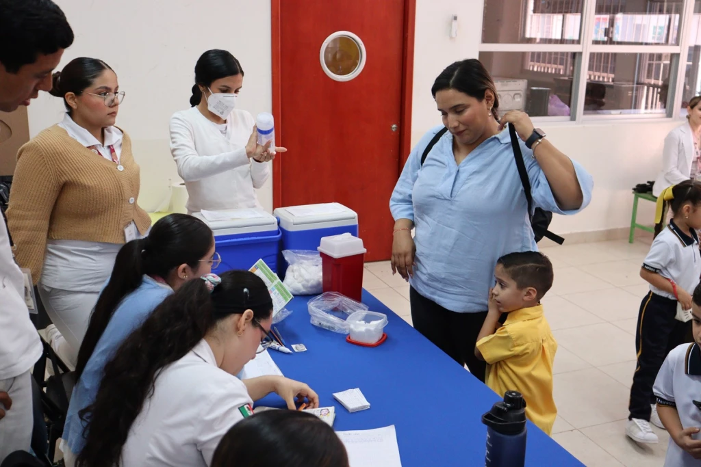 ¡Protegidos! Coordinan la Unidad de Bienestar Universitario y el Sector Salud una exitosa jornada de vacunación en el Jardín de Niños de la UAS