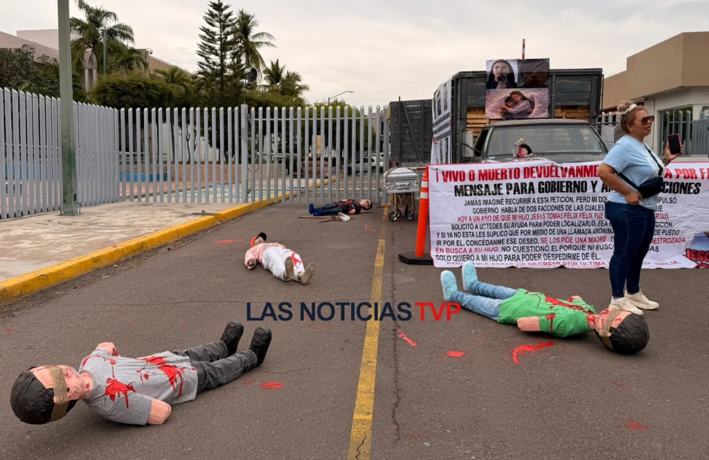 Con piñatas “sin vida”, se manifiestan en el Congreso de Sinaloa