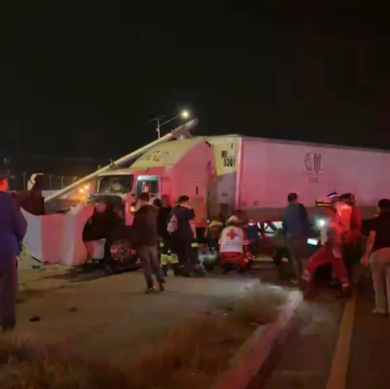 Aparatoso choque de tráileres y miniván en la México 15 frente al Cereso de Ciudad Obregón