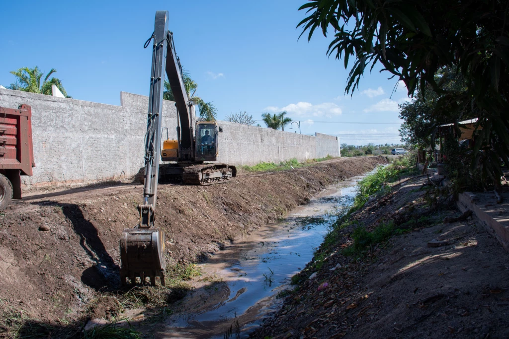 Refuerza Ayuntamiento de Culiacán limpieza y desazolve en arroyos y drenes de la ciudad