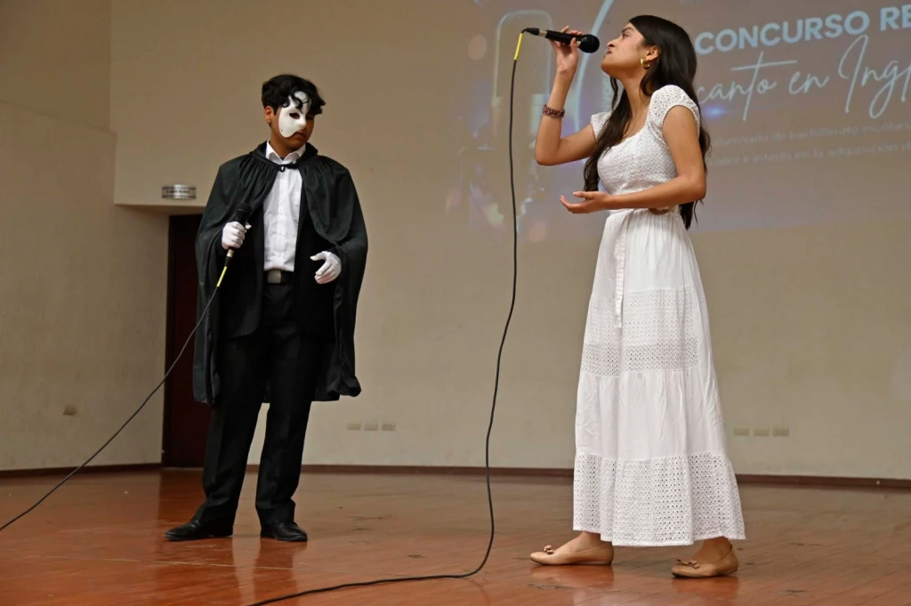 ¡Talento y academia! Estudiantes de la UAS demuestran su dominio del idioma en el V Concurso Regional de Canto en Inglés, en la Zona Centro