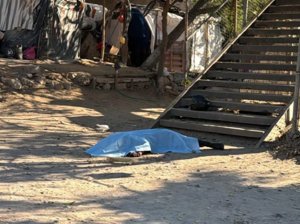 Asesinan a balazos a joven de 20 años de edad en un puente peatonal